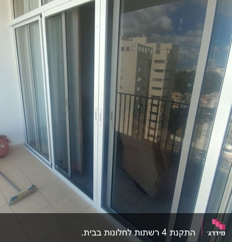 דלתות הזזה מאלומיניום עם מסגרת לבנה